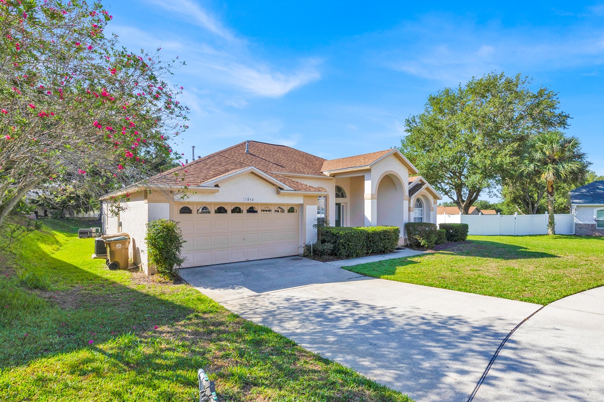 Front left side view of the vacation home and driveway